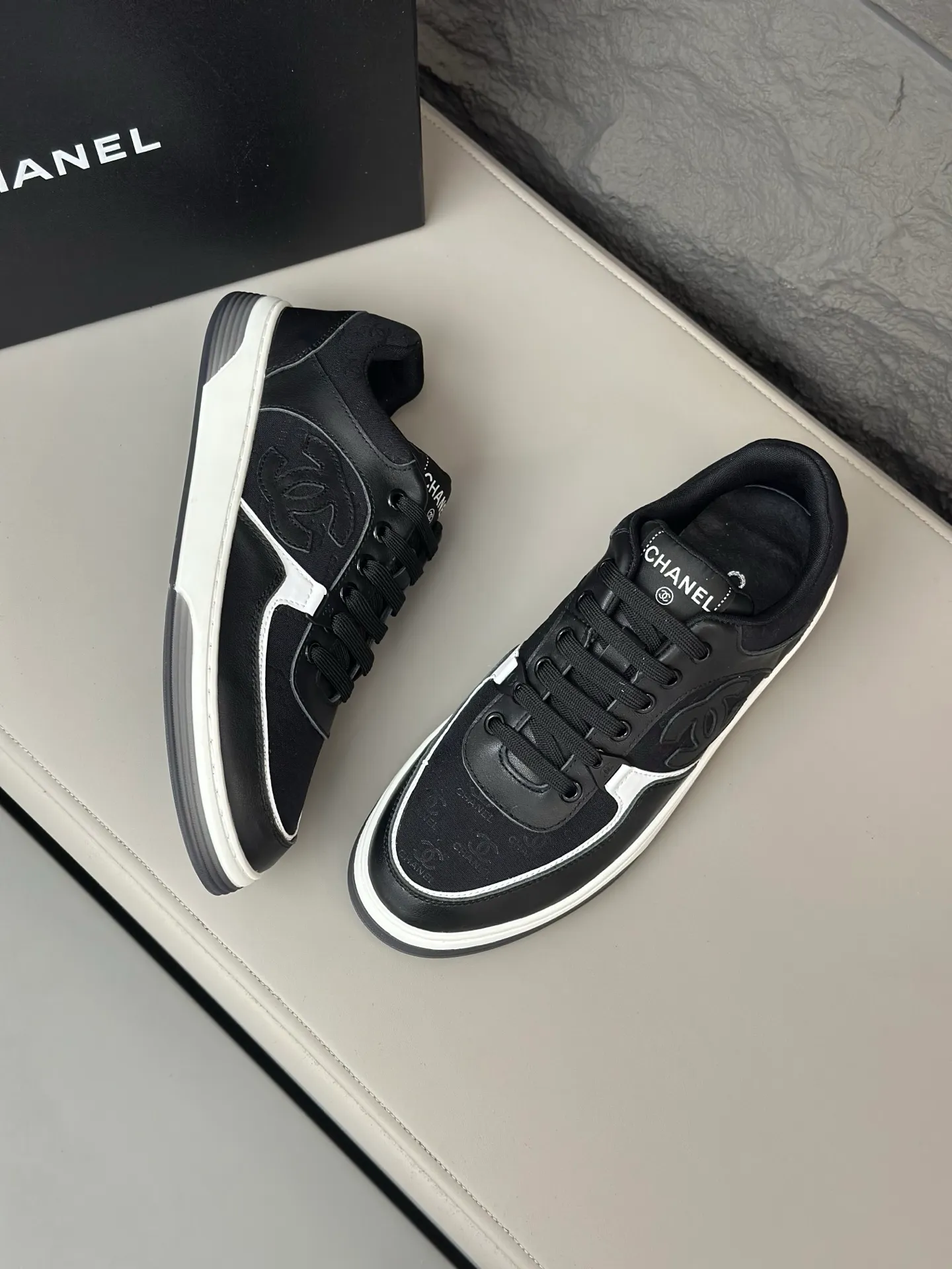 💰740 Chanel, 2024 spring new style / ♞size; 38~45 (38 45 customized) Men's Chanel sneakers, January's style premium is super serious, basically you can't buy it. The counter sister received this color and it happened to be in my men's size. I really didn't like it at first, but after I put it on, I found it to be very versatile. The same design of the diamond surface of the classic CF flap bag is very recognizable, and the double C The logo is not too high-profile. I love it. I recommend this one and you must try it on. You can’t tell how handsome it is by looking at the pictures.